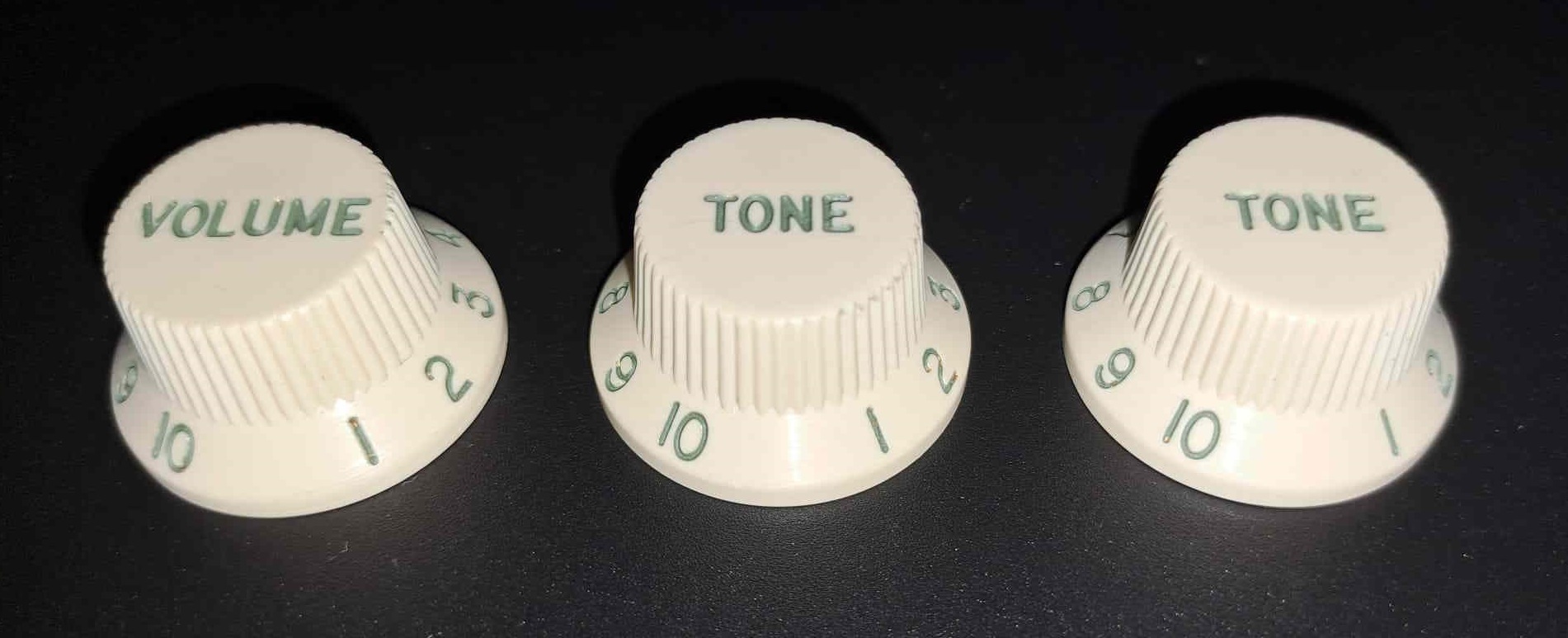 SET KNOBS 60's AGED WHITE STRATOCASTER PER BLACK STRAT con font "Greenish"